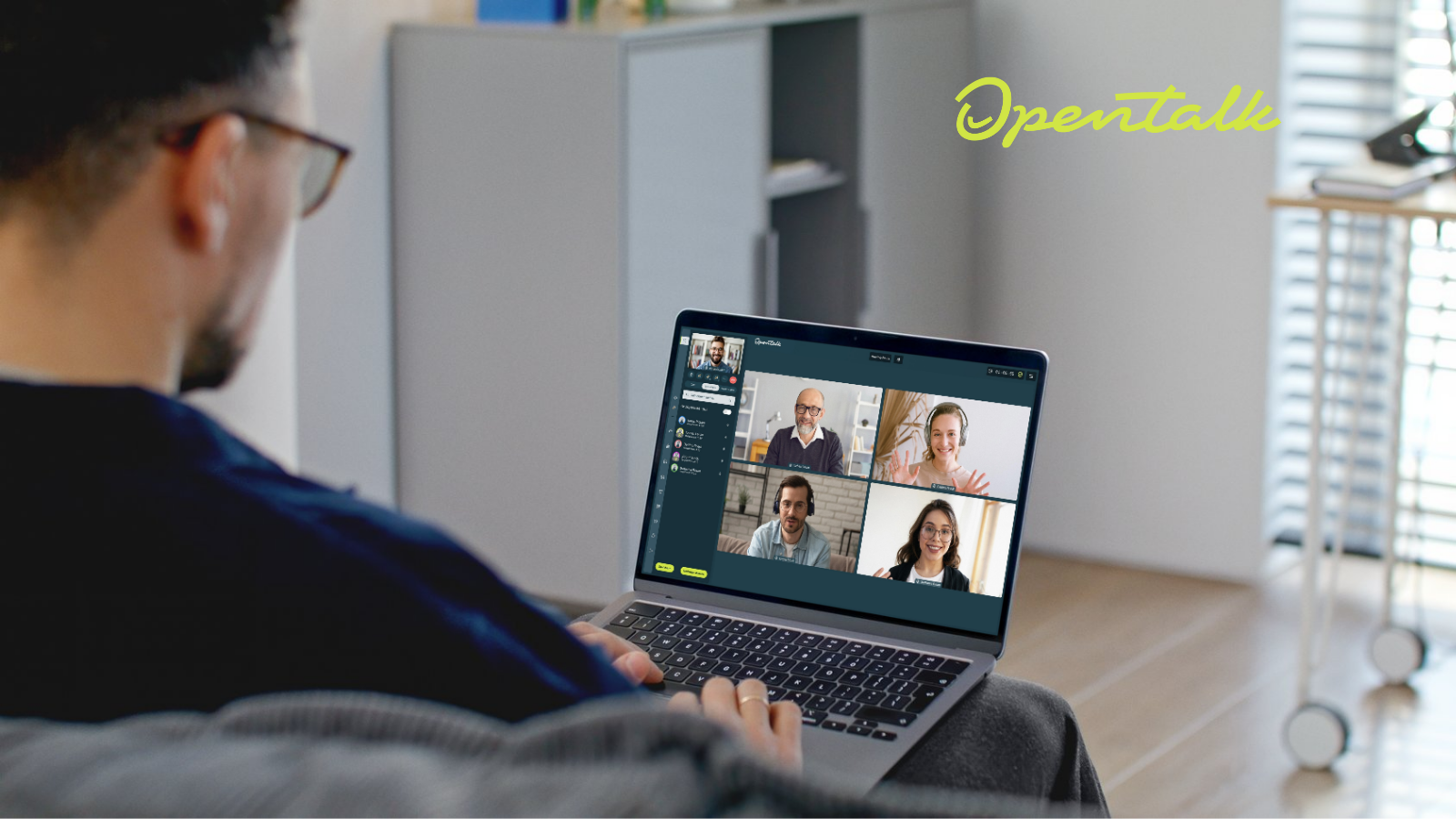 Person sitzt auf einem Sofa und nutzt ein Laptop, auf dem eine Videokonferenz mit vier Teilnehmenden über die OpenTalk-Oberfläche sichtbar ist; im Hintergrund ein helles Wohnzimmer und das OpenTalk-Logo.