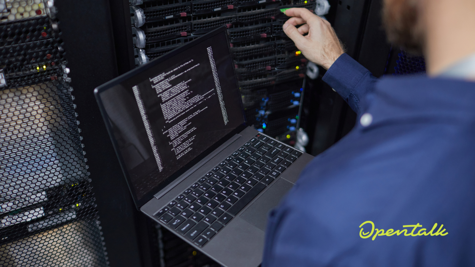 Administrator arbeitet an Laptop in Server-Raum mit Befehlszeile auf dem Bildschirm. Das Opentalk-Logo erscheint in gelber Schrift unten rechts im Bild. 