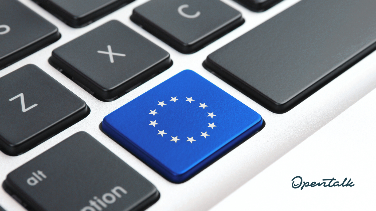 	Blaue Taste mit EU-Sternenkreis auf einer Computertastatur, umgeben von schwarzen Tasten; unten rechts das OpenTalk-Logo.
