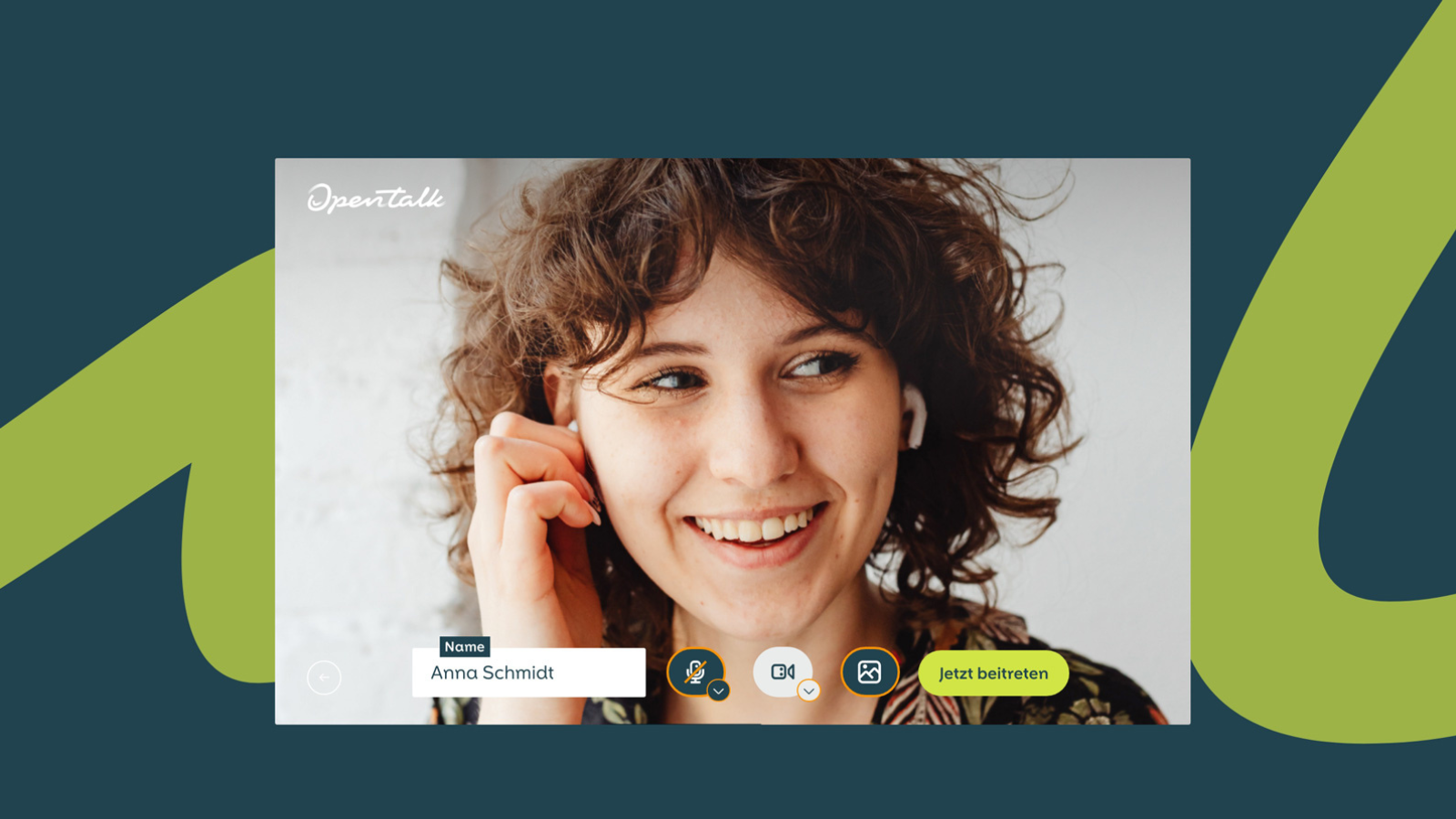 Junge Frau nimmt an einer Videokonferenz teil; im Interface sind Nameingabe („Anna Schmidt“), Steuerungssymbole und ein Button „Jetzt beitreten“ zu sehen, eingebettet in ein OpenTalk-Design.